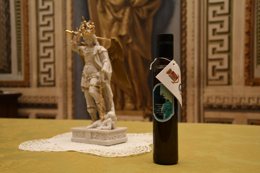 La bottiglia dell'olio del "Giardino della Memoria" di Capaci donata a tutte le Diocesi italiane.